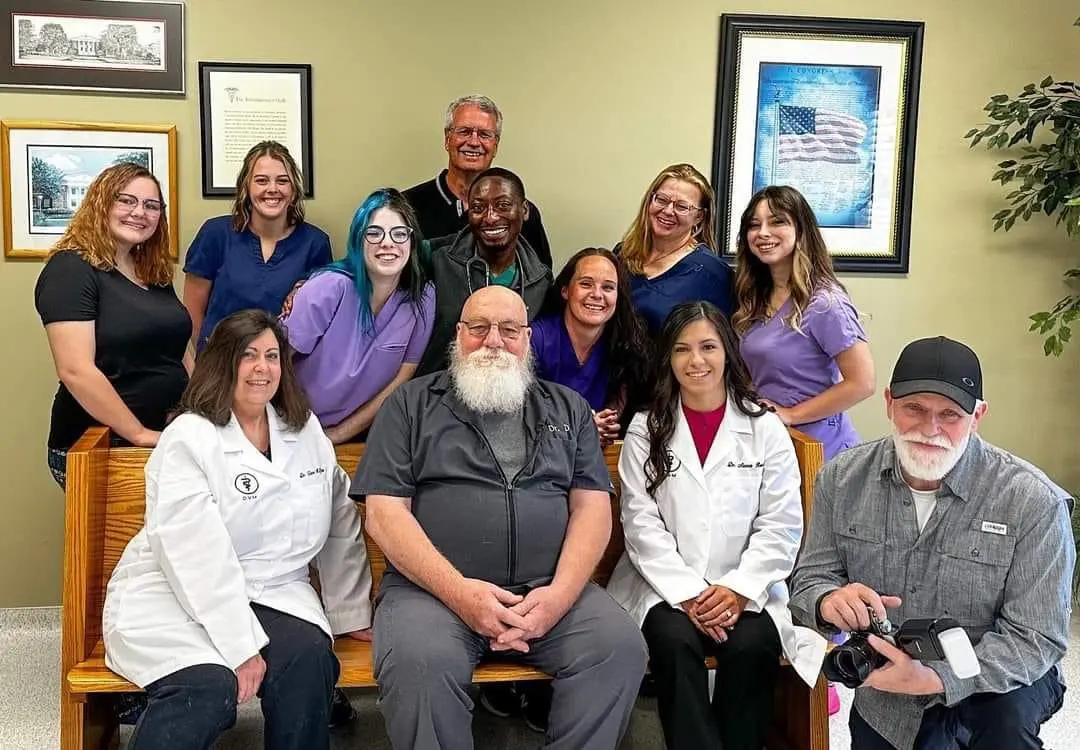 A picture of the staff at Houston Lake Animal Hospital